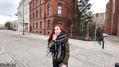 Ɗaukar jama'a: kyakkyawar yarinya ta yi fucked don iPhone kuma ta shiga cikin farjin ta. CleoModel